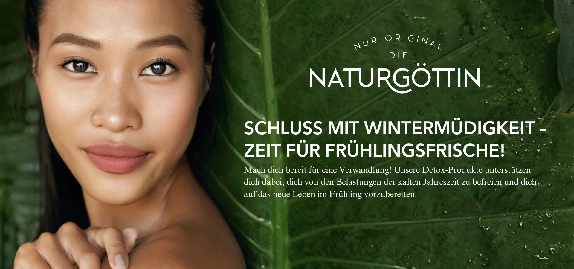 Nahaufnahme eines Frauenporträts mit einem friedlichen Ausdruck, vor einem Hintergrund aus üppigen grünen Blättern, begleitet von Text zum Thema Frühling. mit Naturgöttin produkte